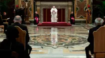 El Papa pronuncia su discurso a los nuevos embajadores ante la Santa Sede. Foto: Vatican Media