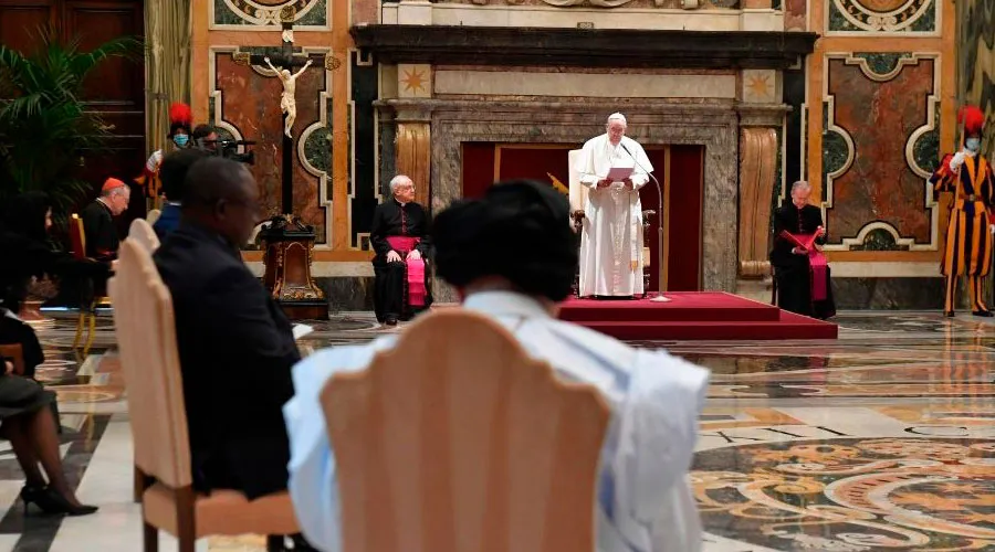 El Papa pide a la Iglesia que rece por la paz entre israelíes y palestinos en Tierra Santa