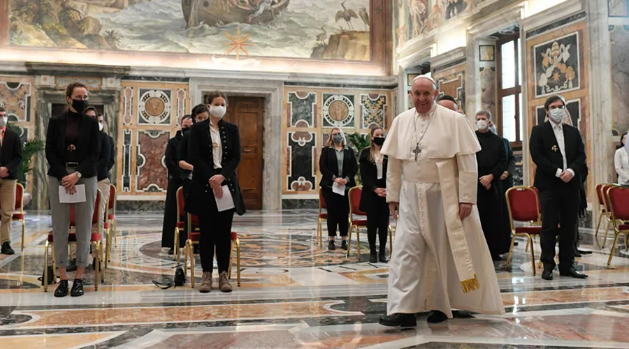 El Papa reta a estudiantes a dialogar con un mundo que reduce espacios a la religión