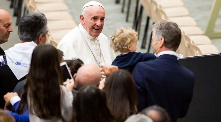 El Papa Francisco con familias en una imagen de archivo. Foto: Daniel Ibáñez / ACI Prensa