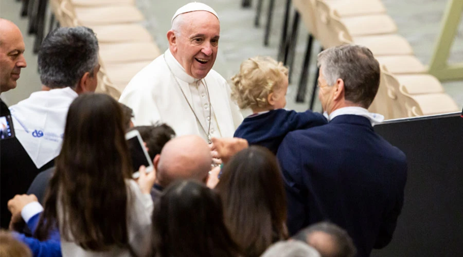 El Papa Francisco con familias en una imagen de archivo. Foto: Daniel Ibáñez / ACI Prensa?w=200&h=150