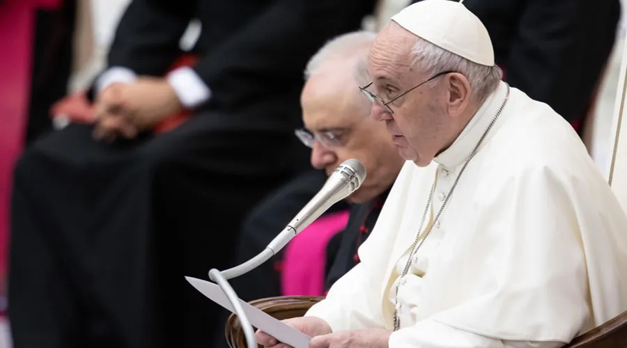 El Papa pide a los científicos responsabilidad frente a las armas nucleares y biológicas