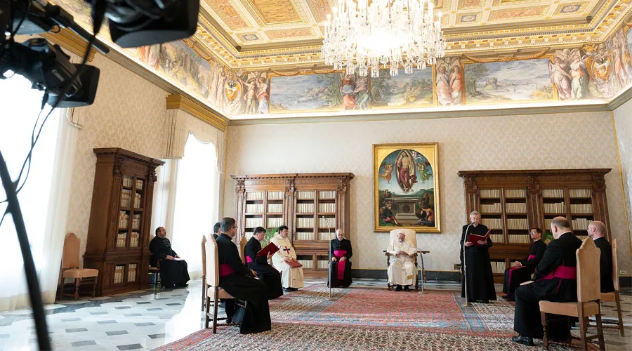 La Biblioteca del Palacio Apostólico durante la Audiencia. Foto: Vatican Media?w=200&h=150