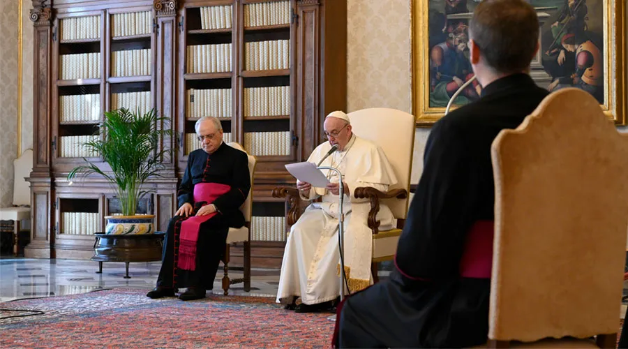 El Papa Francisco durante la Audiencia General en la Biblioteca del Palacio Apostólico. Foto: Vatican Media