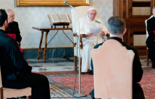 El Papa Francisco en la Biblioteca del Palacio Apostu00f3lico. Foto: Vatican Media 