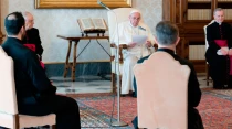 El Papa Francisco en la Biblioteca del Palacio Apostu00f3lico. Foto: Vatican Media