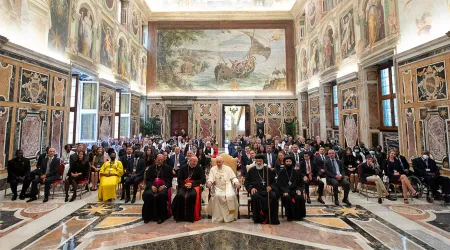 El Papa pide a los políticos que protejan a la sociedad de la tecnología sin control