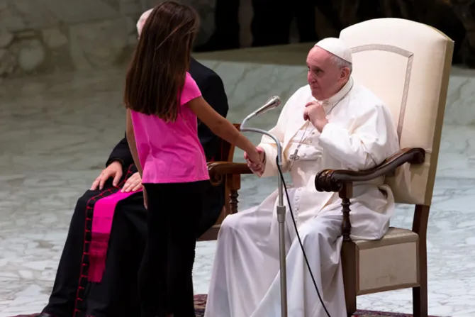 Así reaccionó el Papa cuando una niña interrumpió su catequesis