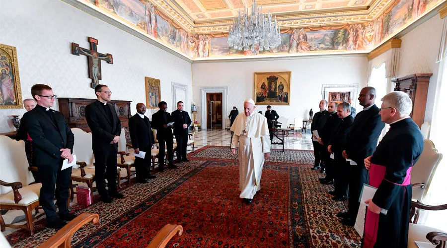 El Papa a su llegada a la audiencia con el Pontificio Colegio Belga. Foto: Vatican Media