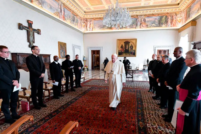 El Papa invita a sacerdotes a mirar a San José: Un padre que acoge, custodia, ama y sueña