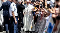 El Papa Francisco junto con fieles en la Plaza de San Pedro. Foto: Daniel Ibu00e1u00f1ez / ACI Prensa