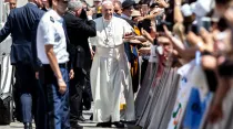El Papa Francisco junto con fieles en la Plaza de San Pedro. Foto: Daniel Ibáñez / ACI Prensa