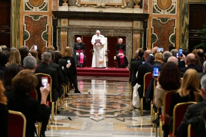 El Papa pide una nueva cultura sanitaria que humanice la medicina