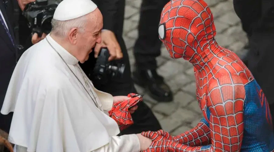 El Papa Francisco saluda al hombre vestido de Spiderman. Foto: Pablo Esparza / ACI Prensa?w=200&h=150