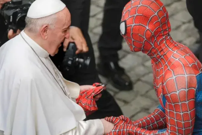 ¿Spiderman con el Papa Francisco? Esta es la historia del encuentro viral