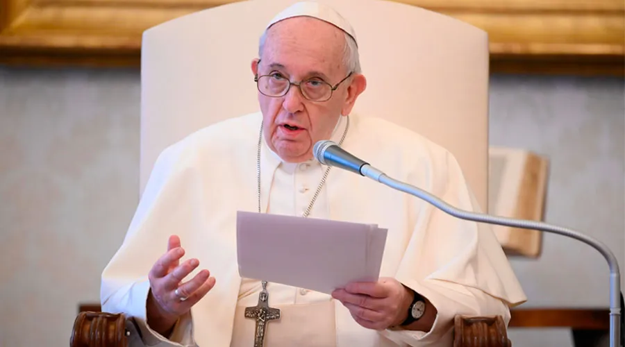 Papa Francisco: Es importante enseñar a rezar a los niños, la oración es cadena de vida