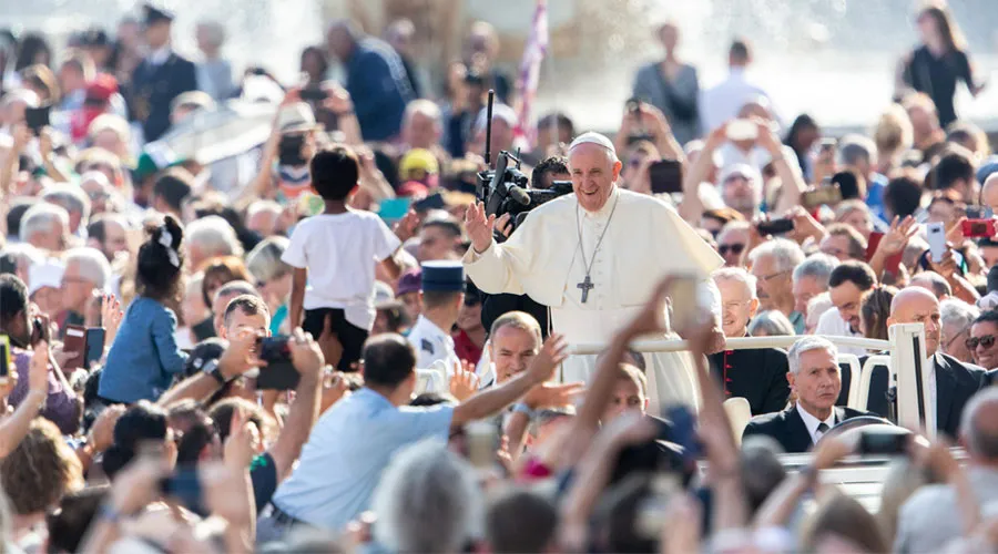 El Papa durante una audiencia en el Vaticano. Foto: Daniel Ibáñez / ACI Prensa