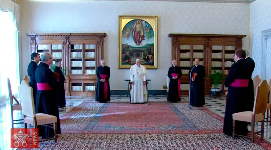 El Papa preside la Audiencia desde la Biblioteca del Palacio Apostólico. Foto: Captura de Youtube