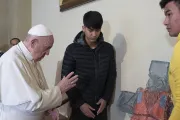 El Papa une cruz con chaleco de migrante ahogado: No bloqueen los barcos con refugiados