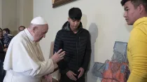 El Papa bendice la cruz hecha con el salvavidas de un migrante ahogado. Foto: Vatican Media