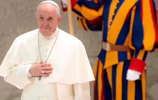 El Papa Francisco a su llegada al Aula Pablo VI. Foto: Daniel Ibáñez / ACI Prensa 