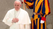 El Papa Francisco a su llegada al Aula Pablo VI. Foto: Daniel Ibáñez / ACI Prensa