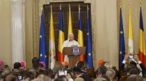 El Papa pronuncia su discurso ante las autoridades rumanas. Foto: Andrea Gagliarducci / ACI Prensa