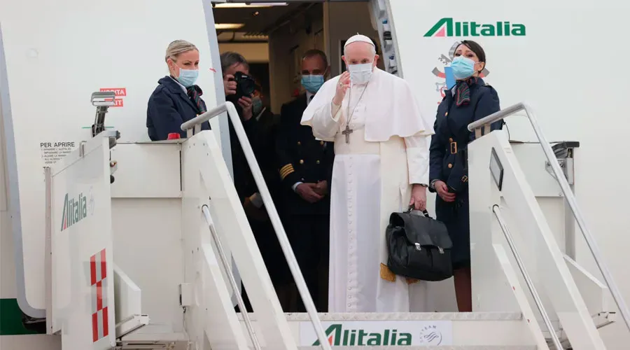 Papa Francisco subiendo a avión. (Imagen de archivo). Foto: Daniel Ibáñez / ACI Prensa