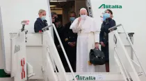 El Papa Francisco embarca en el avión que le traslada a Bagdad. Foto: Daniel Ibáñez / ACI Prensa