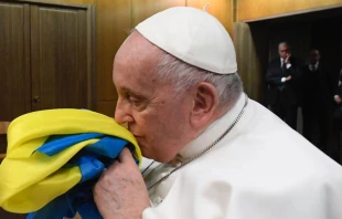 El Papa Francisco sostiene una bandera de Ucrania durante la proyecciu00f3n de un documental sobre la guerra. Cru00e9dito: Vatican News 