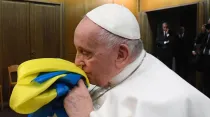 El Papa Francisco sostiene una bandera de Ucrania durante la proyección de un documental sobre la guerra. Crédito: Vatican News