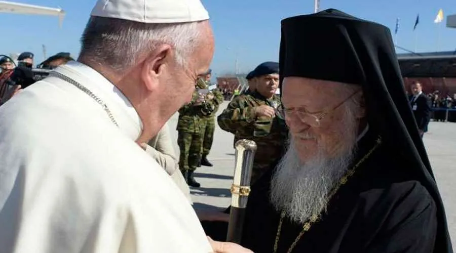 El Papa Francisco y el Patriarca Bartolomé en Grecia en abril de 2016. Crédito: Vatican Media