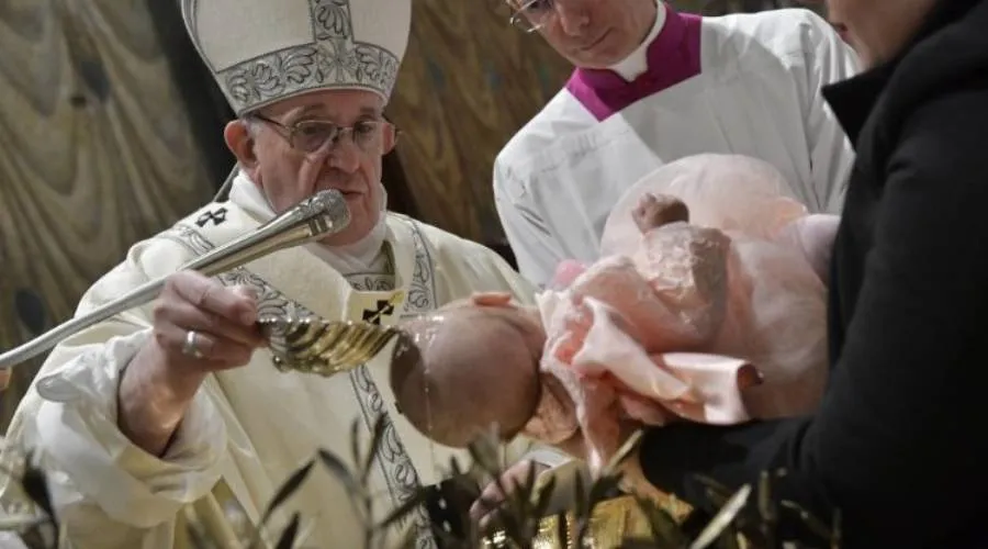 El Papa Francisco bautiza a 16 niños y da un importante mensaje a los padres de familia