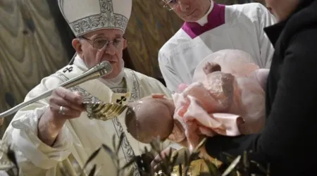 El Papa Francisco bautiza a 16 niños y da un importante mensaje a los padres de familia