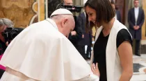 El Papa bendice a una madre durante la audiencia. Foto: Vatican Media