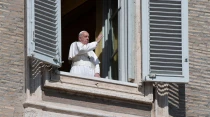 El Papa Francisco bendice la ciudad de Roma desde el Palacio Apostu00f3lico. Foto: Vatican Media