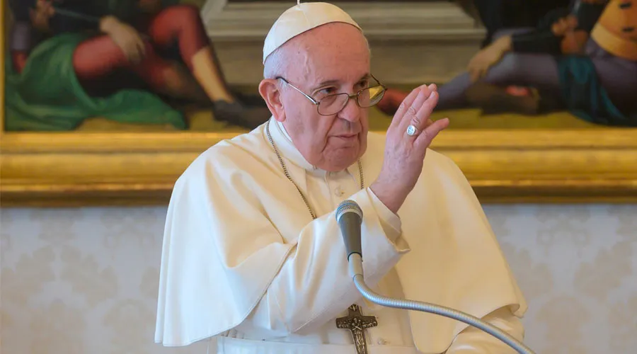 El Papa Francisco imparte su bendición al finalizar el Ángelus. Foto: Vatican Media