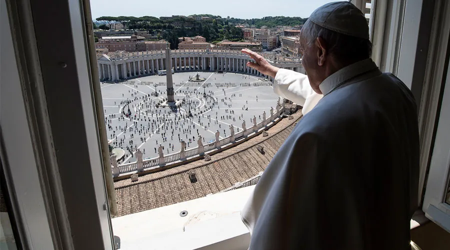 El Papa bendice a los fieles en la Plaza de San Pedro. Foto: Vatican Media?w=200&h=150