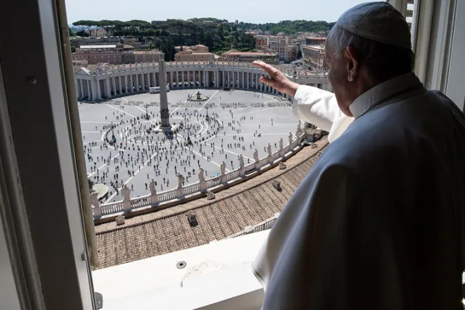 El Papa bendice a fieles en San Pedro por primera vez desde las medidas anti COVID19