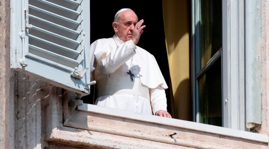 El Papa Francisco imparte la bendición desde el Palacio Apostólico. Foto: Vatican Media
