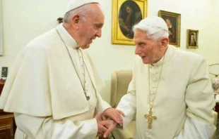 Imagen referencial. Papa Francisco con Benedicto XVI en 2018. Foto: Vatican Media 