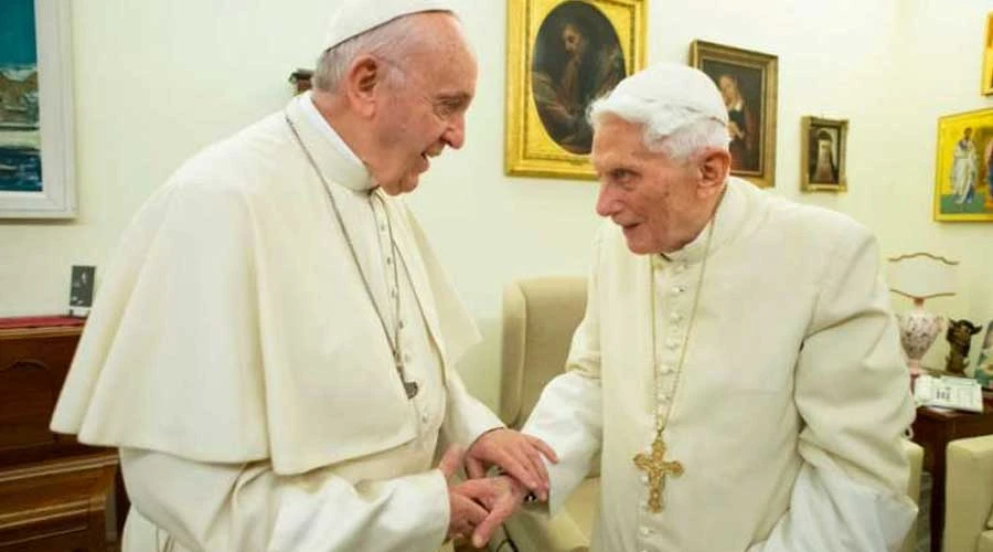 Papa Francisco y Benedicto XVI, reunidos el 21 de diciembre de 2018. Crédito: Vatican Media / ACI.?w=200&h=150