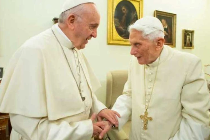 Benedicto XVI: “El Papa es uno, es Francisco”