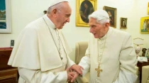 Papa Francisco y Benedicto XVI, reunidos el 21 de diciembre de 2018. Cru00e9dito: Vatican Media / ACI.