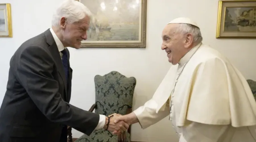 El Papa Francisco en audiencia con Bill Clinton el 5 de julio. Crédito: Dicasterio para la Comunicación del Vaticano.?w=200&h=150