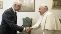 El Papa Francisco en audiencia con Bill Clinton el 5 de julio. Crédito: Dicasterio para la Comunicación del Vaticano.
