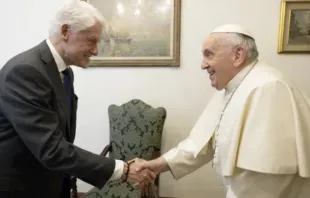 El Papa Francisco en audiencia con Bill Clinton el 5 de julio. Crédito: Dicasterio para la Comunicación del Vaticano. 