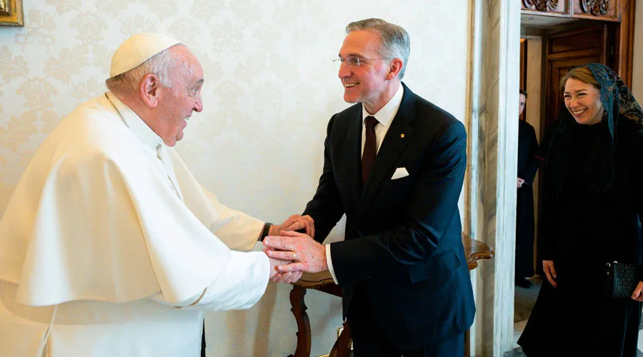 El Papa Francisco saluda a Patrck Kelly, Caballero Supremo de los Caballeros de Colón, y su esposa Vanessa?w=200&h=150