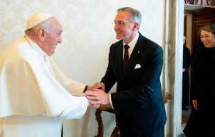 El Papa Francisco saluda a Patrck Kelly, Caballero Supremo de los Caballeros de Colu00f3n, y su esposa Vanessa 