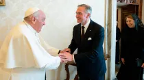 El Papa Francisco saluda a Patrck Kelly, Caballero Supremo de los Caballeros de Colón, y su esposa Vanessa
